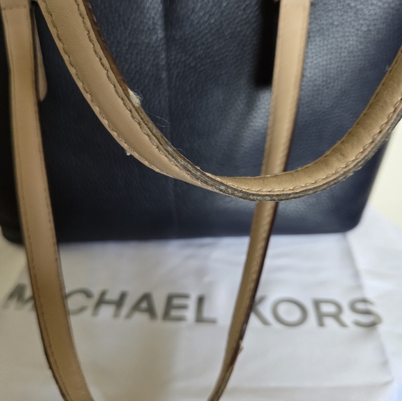 PRE-OWNE MICHAEL KORS NAVY BLUE/ BEIGE LEATHER LARGE WITH POCKETS SHOULDER TOTE - Picture 3 of 5